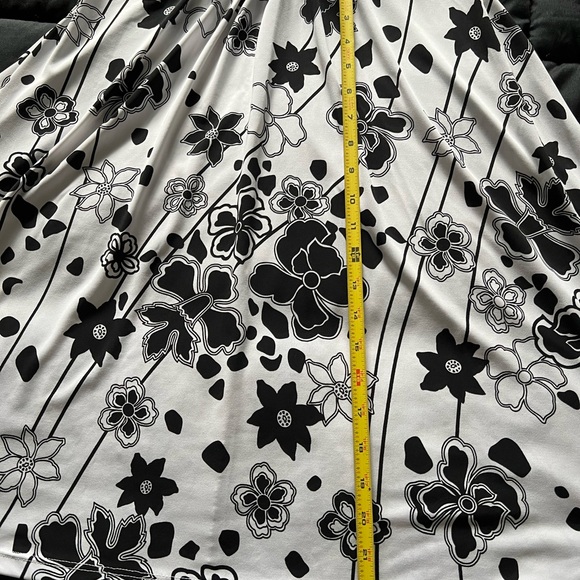 Dress. Knee length - Picture 7 of 16